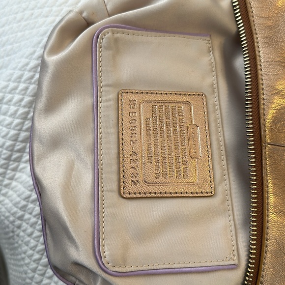 Small Coach metallic gold shoulder bag - Picture 11 of 13